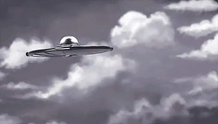 Um dos discos voadores em Plano 9 do Espaço Sideral (Plan 9 From Outer Space, 1959) Foto: Divulgação. Valiant Pictures