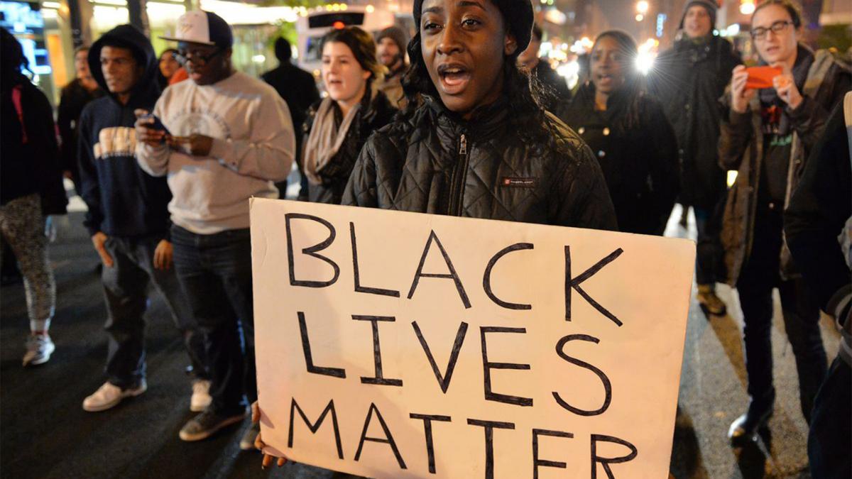 Foto de manifestação Black Lives Matters, nos EUA, em protesto pela morte de George Floyd. Imagem por Mladen Antonov/AFP via Getty Images